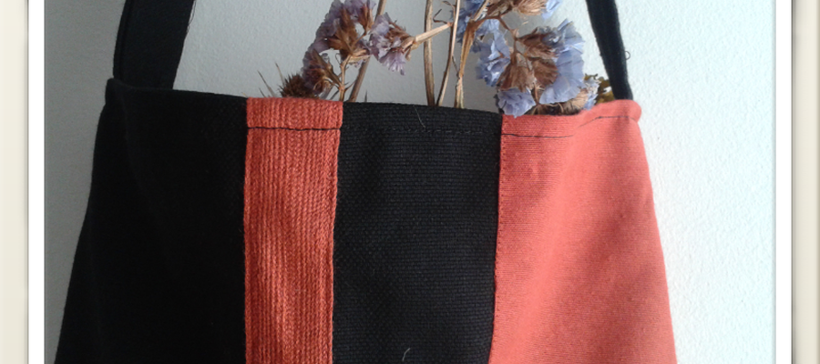 Loneta beltza teja koloredun zintarekin.