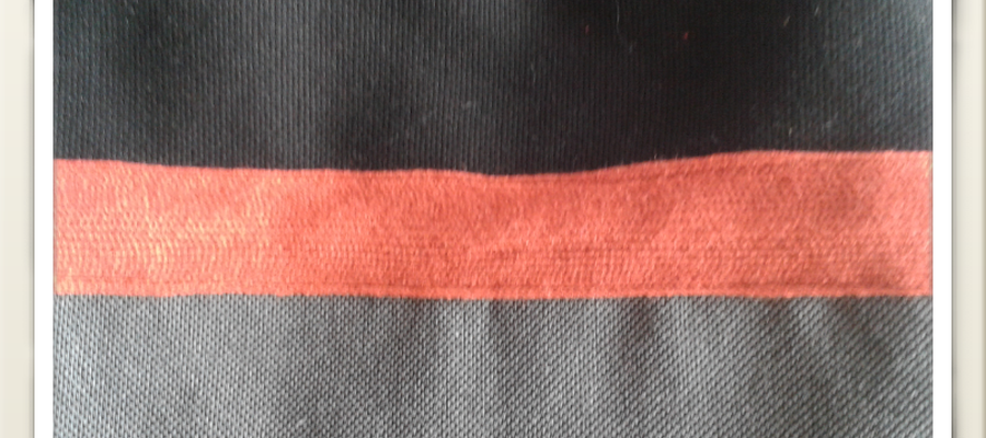 Loneta grisa eta beltza zinta tejarekin.