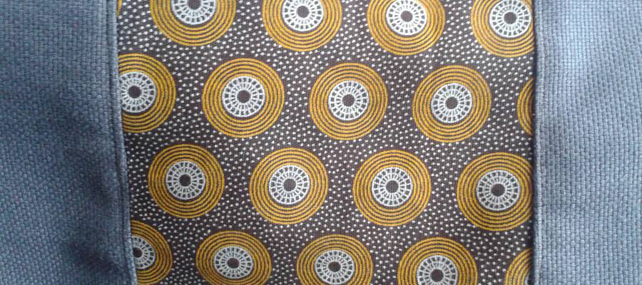 Poltsa marroia, erdian loretxoekin.