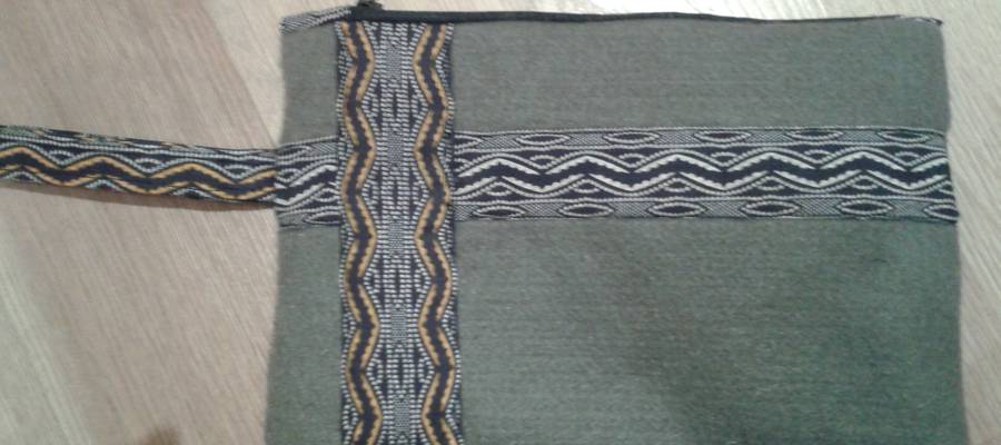 Nezeserra. Kotoia eta fieltroa.Urdina eta grisa.