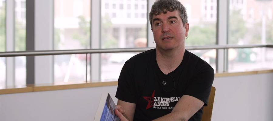 Literaturak ezin du errealitatearen simulakroa izan, ez luke behar