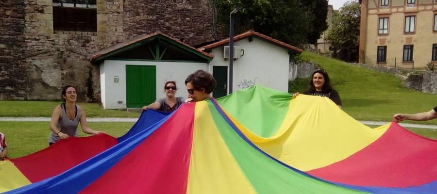 MALABAREAK ETA ORKEA JOLASAK GURASOLAGUNEK ANTOLATUTAKO ZIRKO TAILERREAN