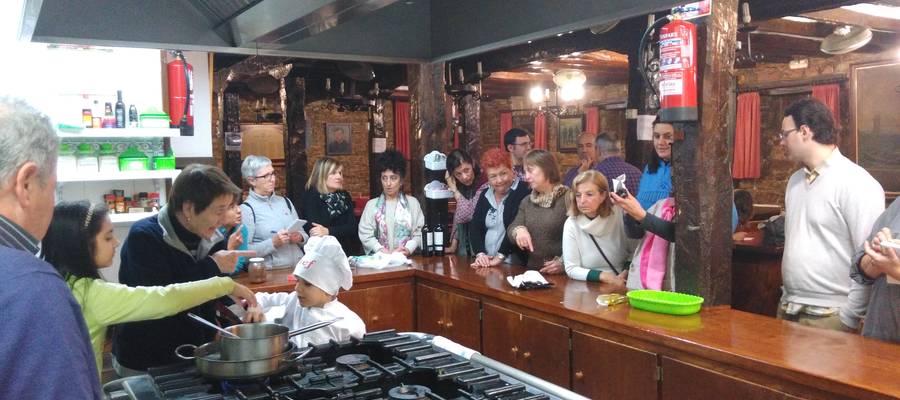 TRUFAK EGITEN IKASI ETA OSTEKO AFARI MERIENDAN DASTATU GENITUEN MINTZALAGUNEKO IKASTURTEKO LEHEN EKINTZA OSAGARRIAN