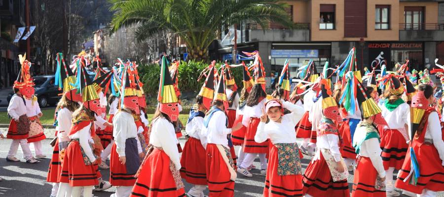 Giro bikaina Ikastolako Euskal Inauteriko kalejiran