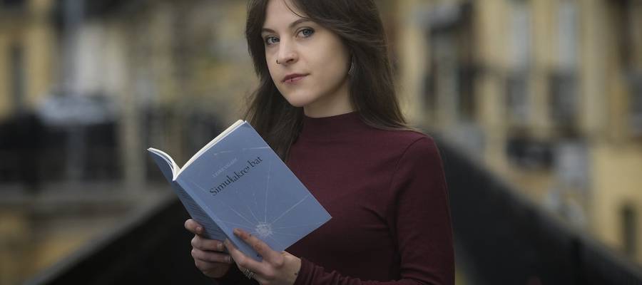 Sinbolismoz kargaturiko poesia, idealismoen gainetiko poeta-hegalari errealista