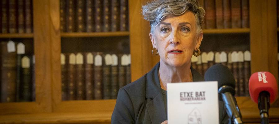 Antena parabolikorik gabeko etxearen gaineko parabola