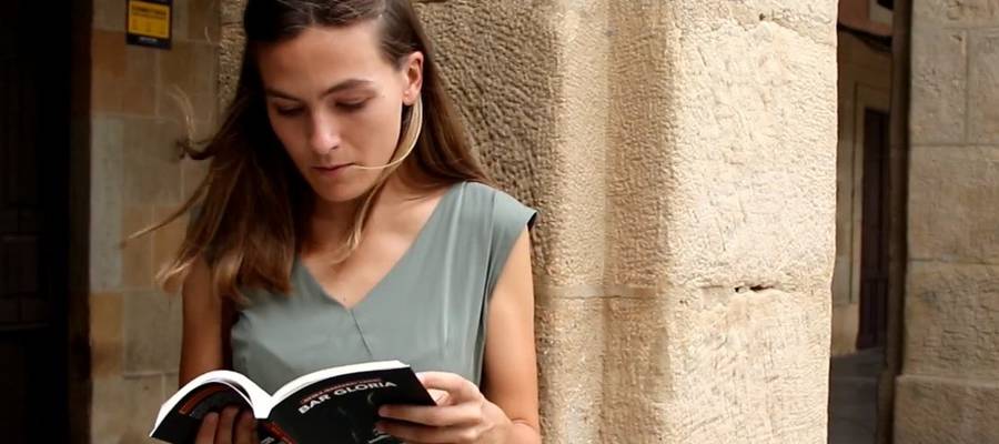 Jendeon esangura literaturaren bide bihurgunetsuetan ernatzen baita