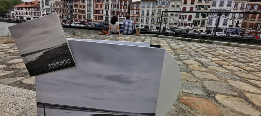 Xintxuketan, itsas txuri-beltzaren kulunkan