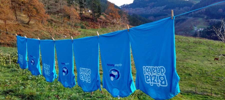 Ikastolako kamisetak salgai Astigarraga eta Iriondo Kirolak dendetan