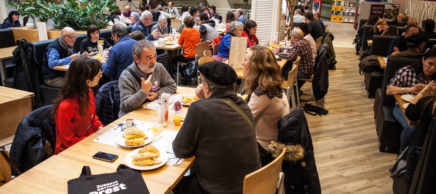 SAREUSKA EGITASMOAK BOSGARRENEZ EGIN DUEN MINTZODROMOAREKIN EMAN DIOTE HASIERA EUSKARALDIARI BIDASOAZ BI ALDEETAKO 140 LAGUNEK