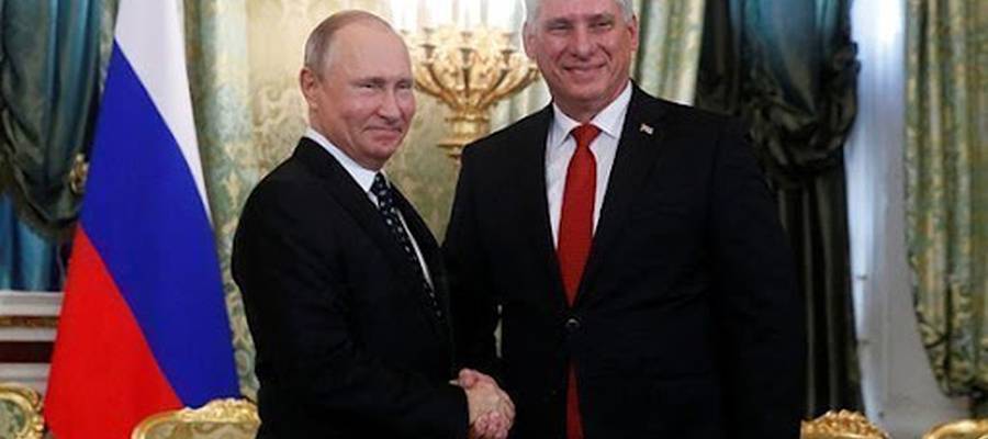 Kuba blokeotik aske, Errusiari esker